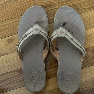 SPERRY gold flip flops